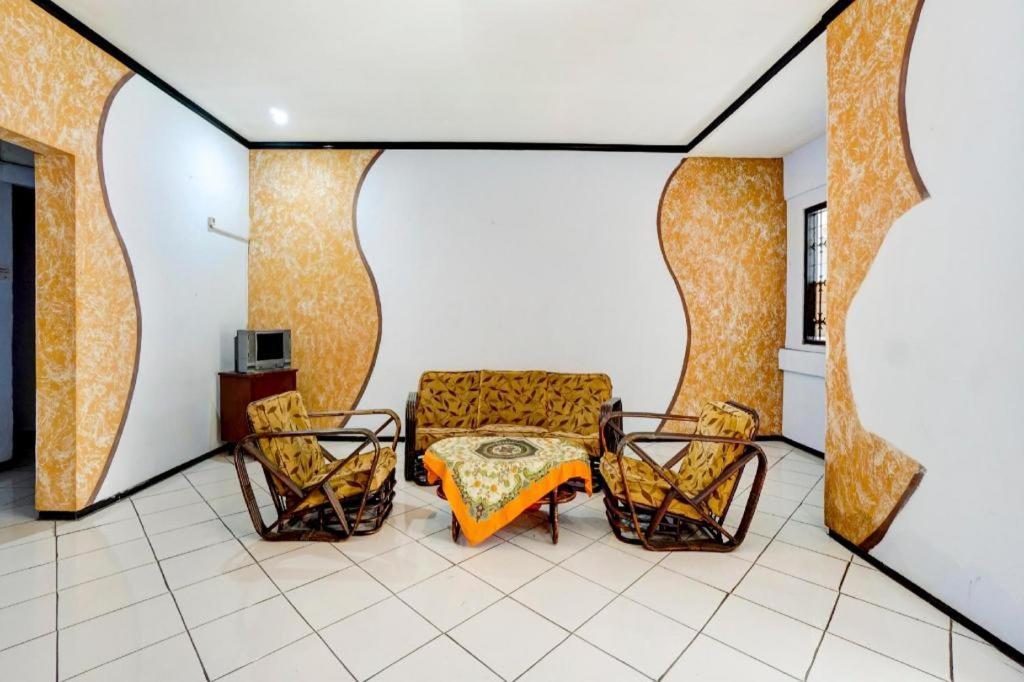 Oyo 3956 Hotel Palem 2 Syariah Malang Buitenkant foto